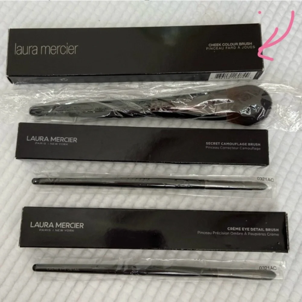 Laura Mercier Brush Cheek Color Brush - NWT